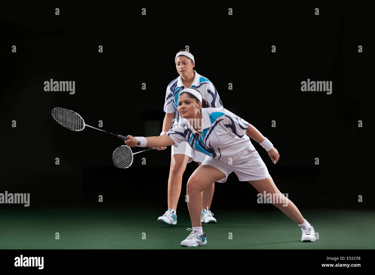 Le donne la riproduzione di badminton isolate su sfondo nero Foto Stock