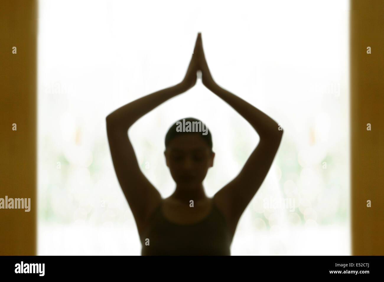 Blur immagine di donna meditando Foto Stock