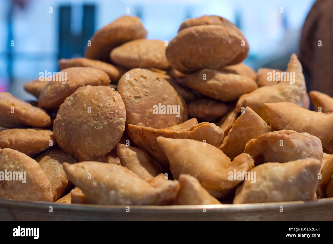 Fresco e kachoris samosa sul display in negozio Foto Stock