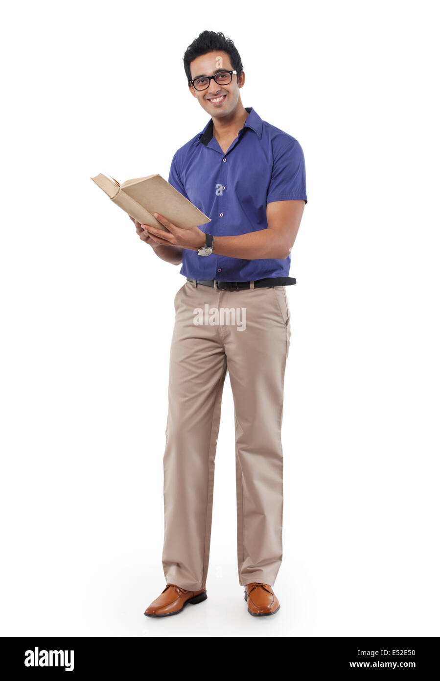 Ritratto di un giovane uomo che legge un libro Foto Stock