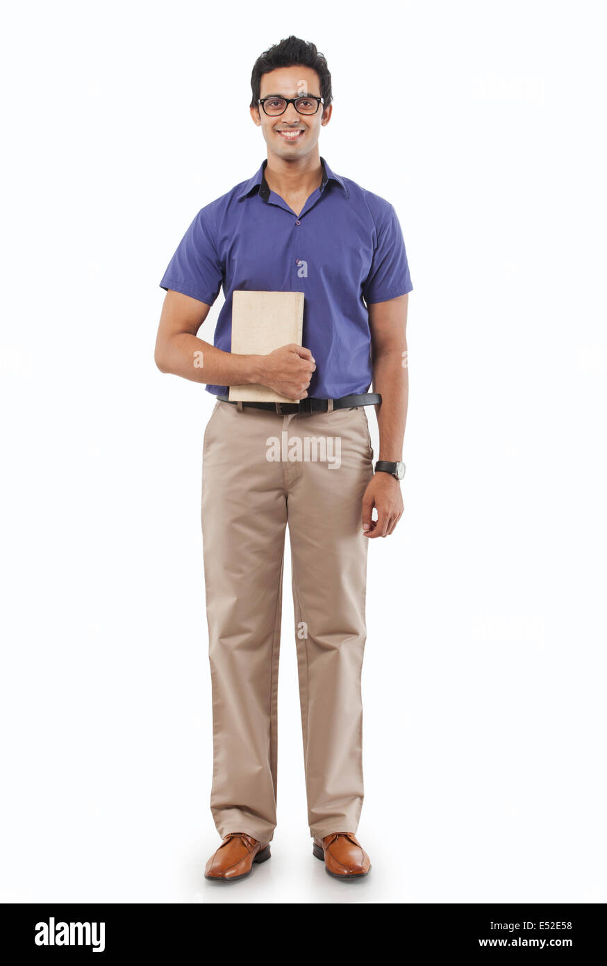 Ritratto di un giovane con un libro sorridente Foto Stock