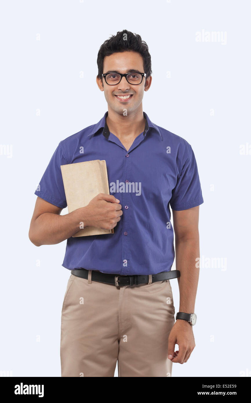 Ritratto di un giovane con un libro sorridente Foto Stock