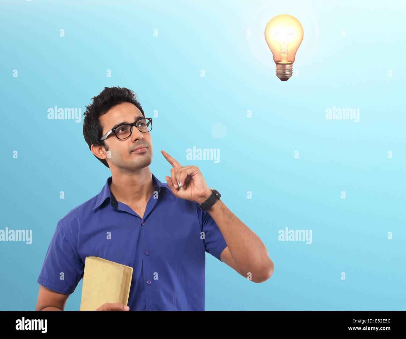 Giovane con un libro come ottenere un'idea Foto Stock