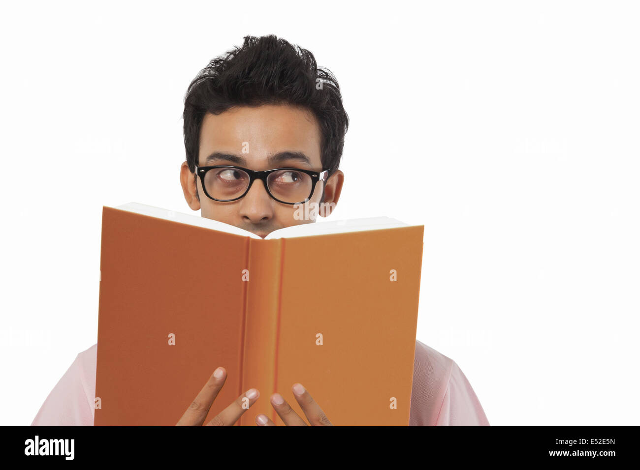 Giovane con un libro Foto Stock