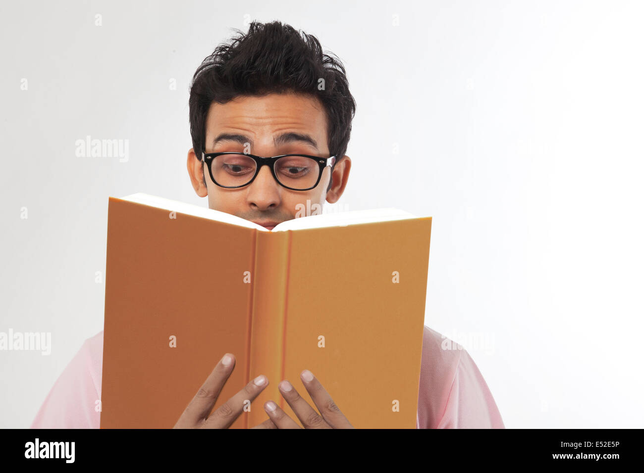 Giovane uomo la lettura di un libro Foto Stock