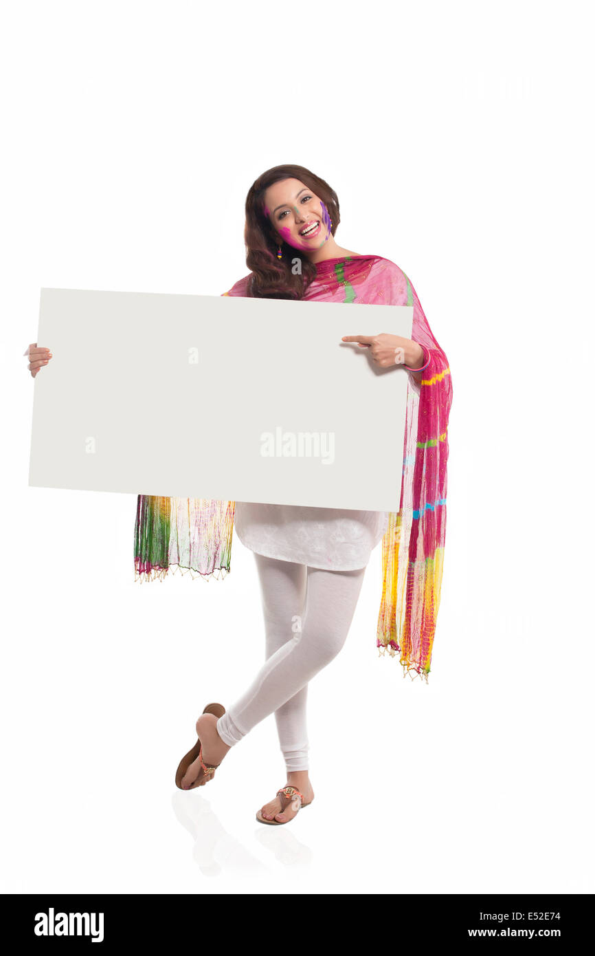 Ritratto di una donna che puntano a una lavagna bianca Foto Stock