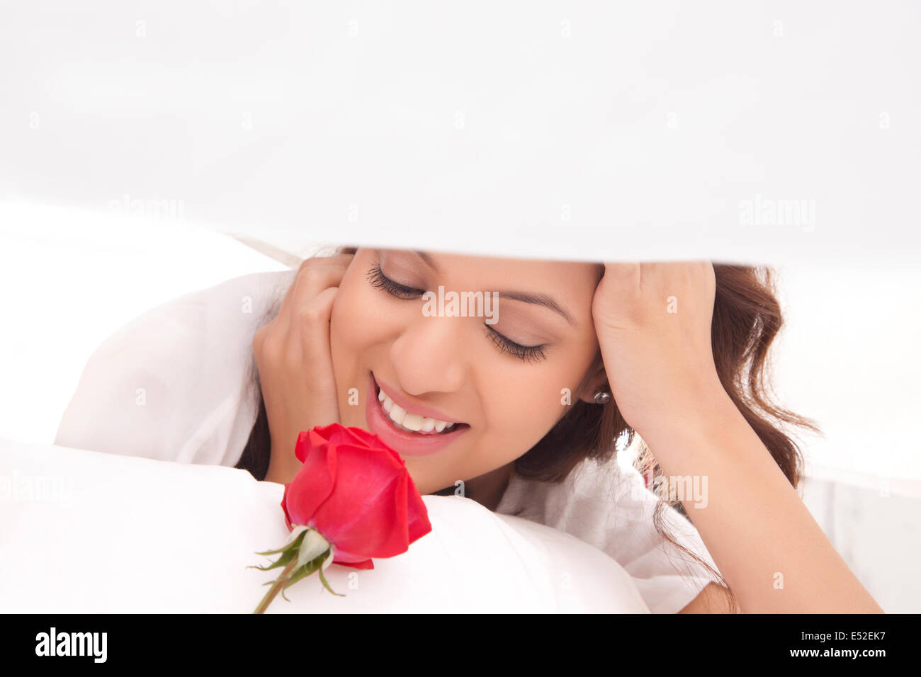 Close-up di una donna con una rosa Foto Stock