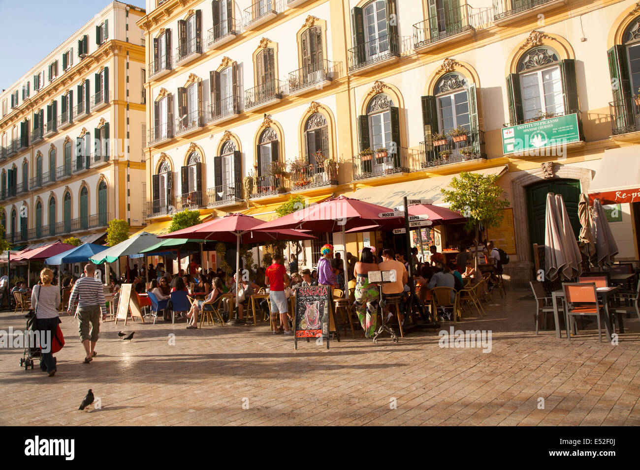 Per coloro che godono di un assolato pomeriggio di primavera in barre sulla Plaza de la Merced, Malaga Spagna Foto Stock