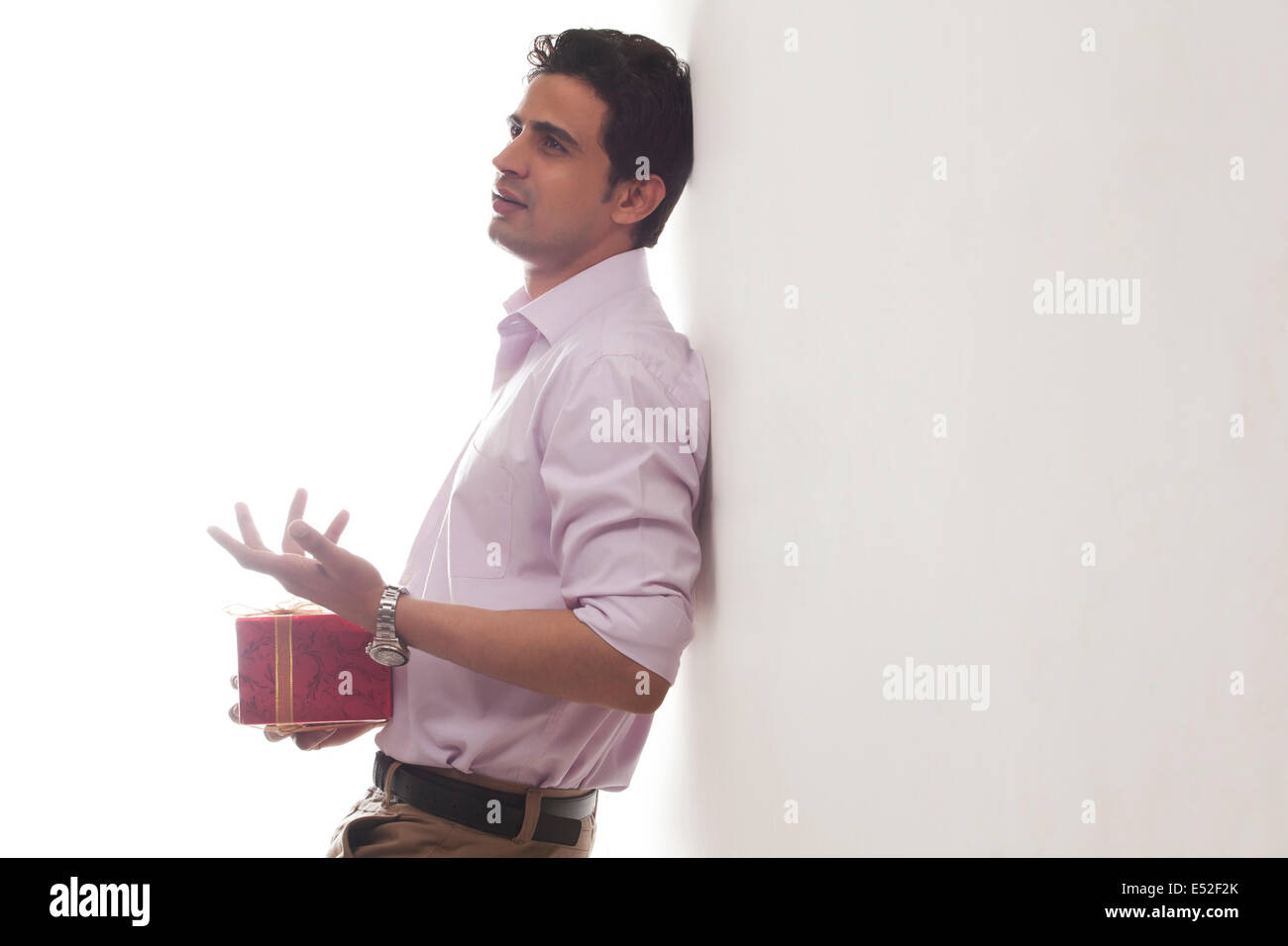 Uomo con un regalo in attesa per la sua data Foto Stock