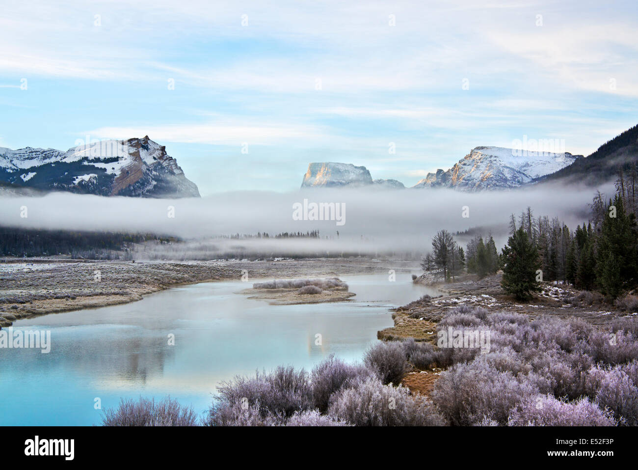Vista di Squaretop Mountain e il Wind River, all'alba, con bassa nebbia appesa sopra la valle. Foto Stock