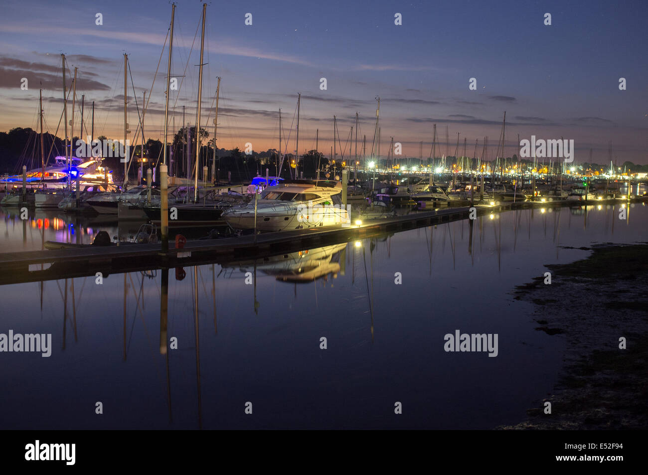 Marina e barche al tramonto e il crepuscolo. Fiume Hamble Hampshire REGNO UNITO Foto Stock