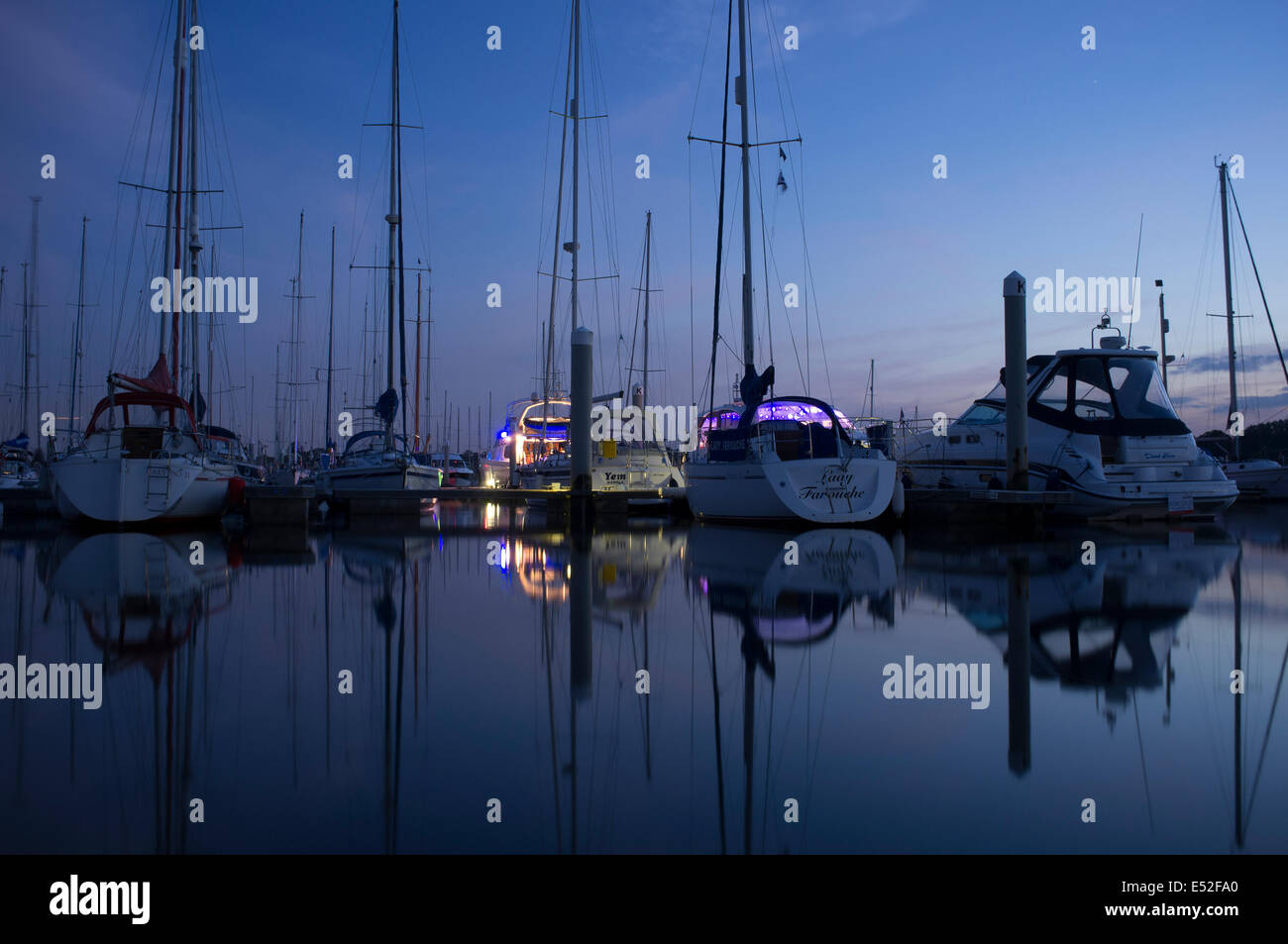 Marina e barche al tramonto e il crepuscolo. Fiume Hamble Hampshire REGNO UNITO Foto Stock