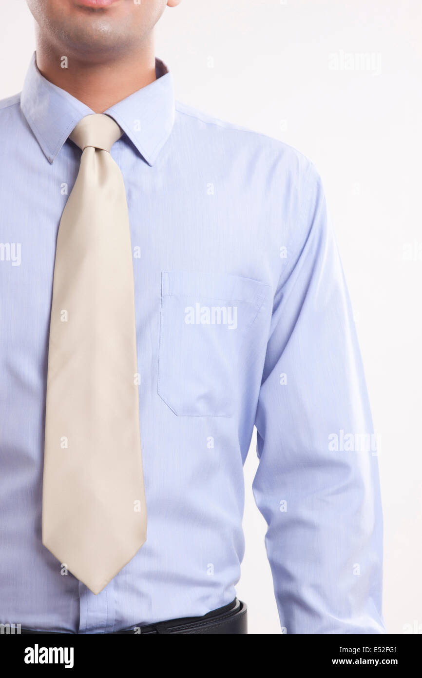 Sezione mediana del giovane imprenditore della camicia e cravatta su sfondo bianco Foto Stock
