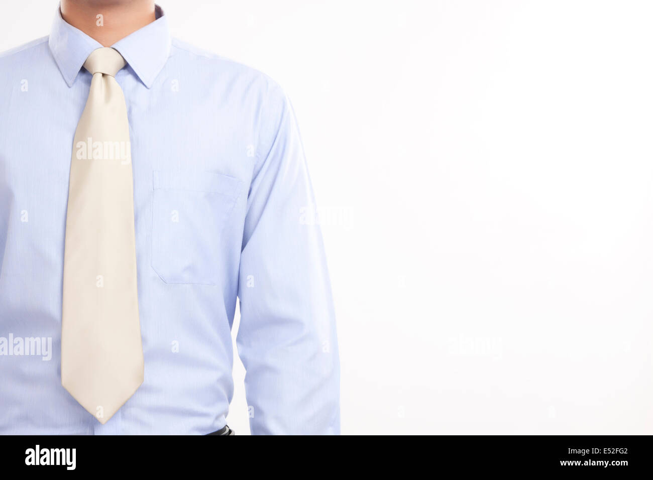 Sezione mediana di imprenditore in camicia e cravatta contro uno sfondo bianco Foto Stock