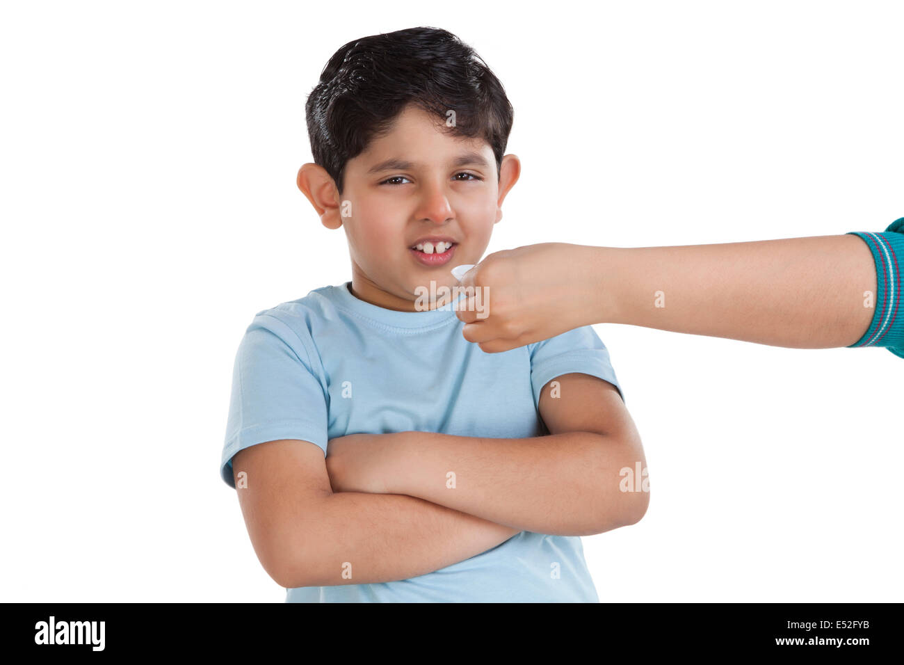 Ritratto di Little Boy rifiutando di avere la medicina Foto Stock