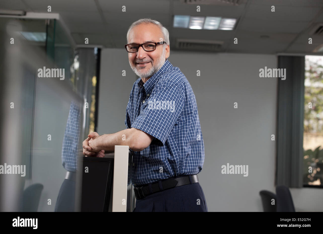 Ritratto di un uomo anziano in un ufficio Foto Stock