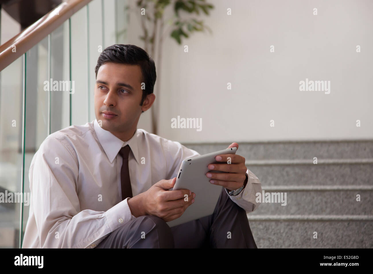Executive maschio con un tablet Foto Stock