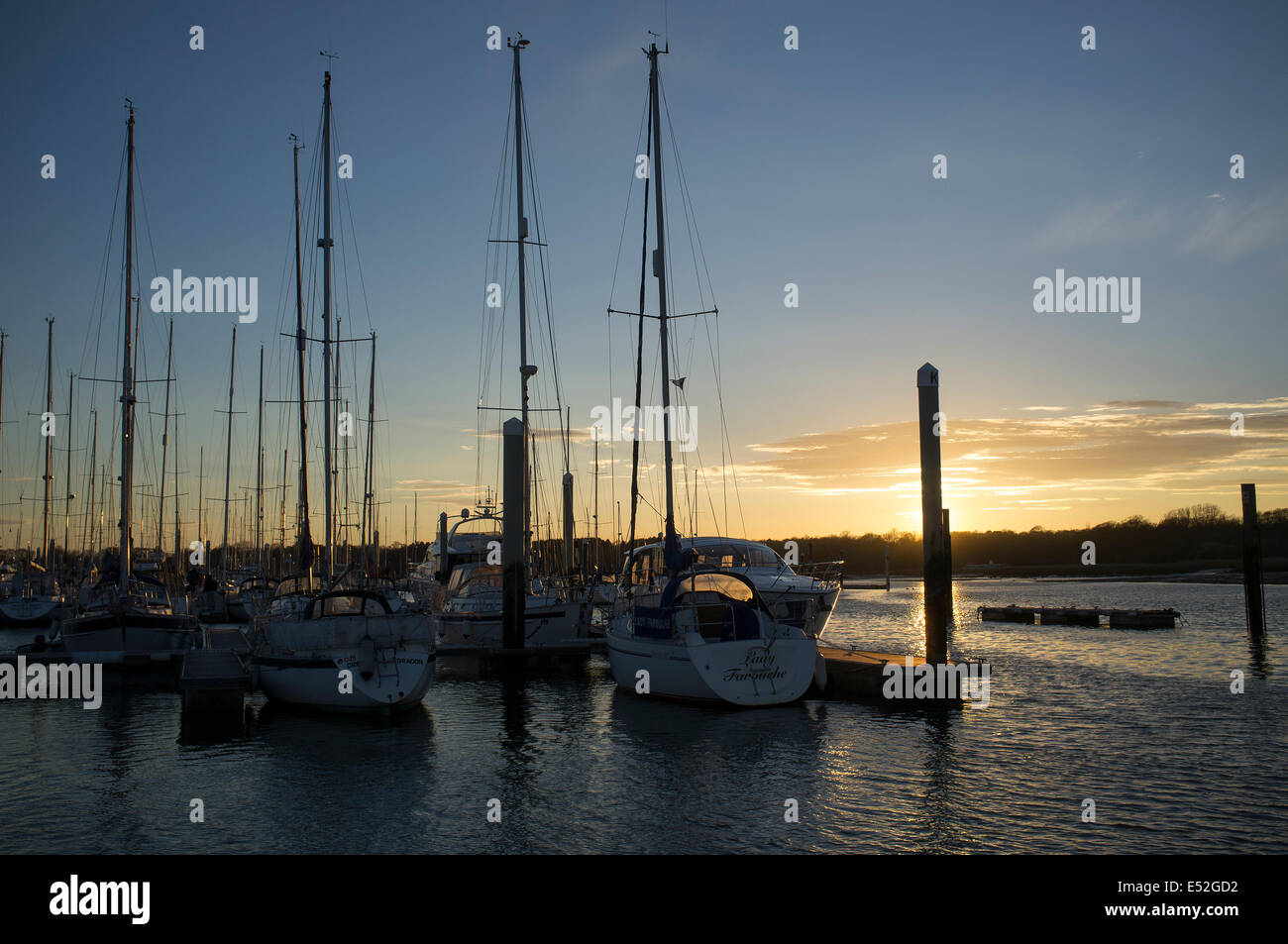 Marina e barche al tramonto e il crepuscolo. Fiume Hamble Hampshire REGNO UNITO Foto Stock