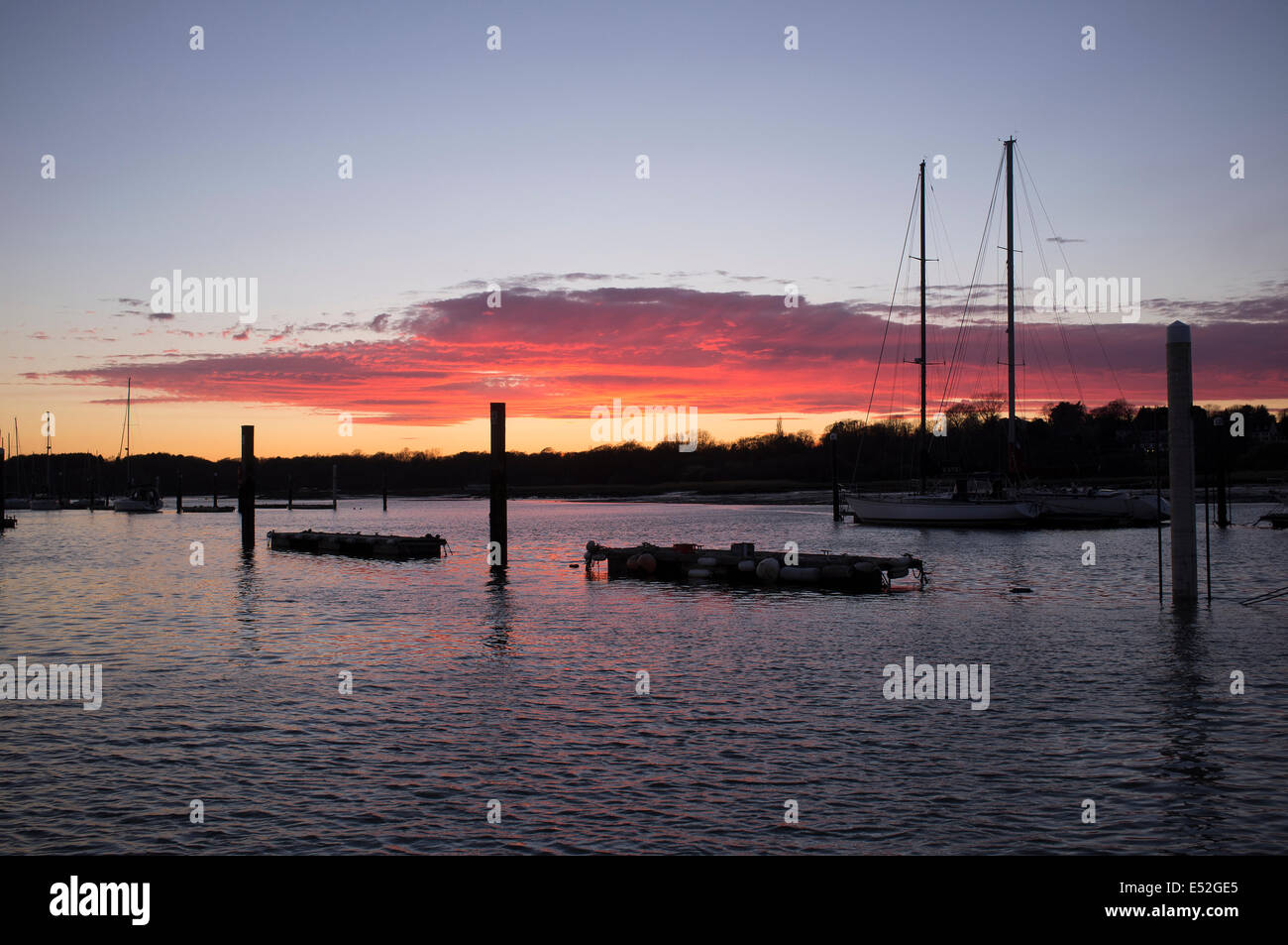 Marina e barche al tramonto e il crepuscolo. Fiume Hamble Hampshire REGNO UNITO Foto Stock