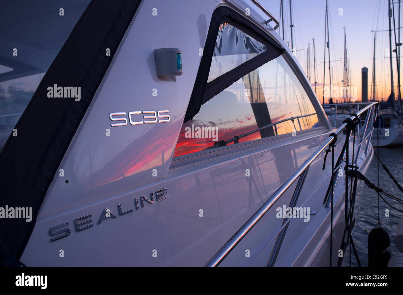 Marina e barche al tramonto. Fiume Hamble Hampshire REGNO UNITO Foto Stock