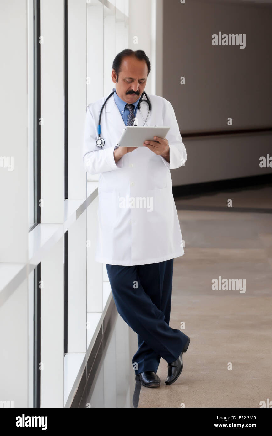 Medico con una tavoletta digitale Foto Stock
