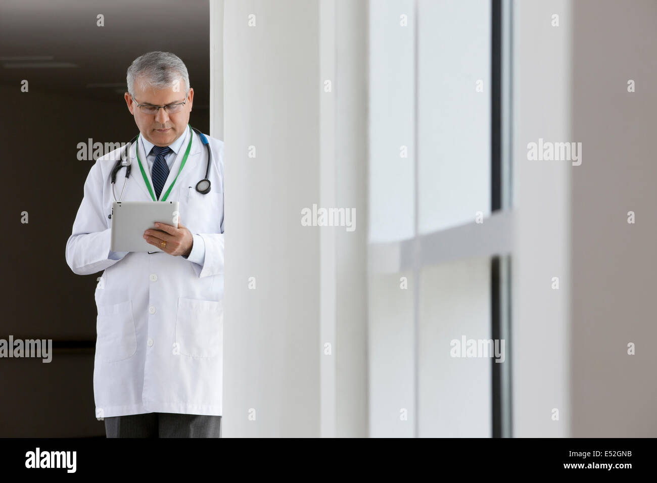 Medico con una tavoletta digitale Foto Stock