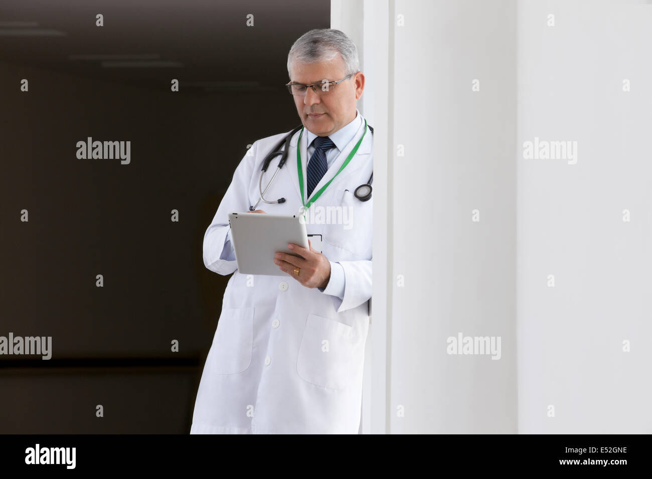 Medico con una tavoletta digitale Foto Stock