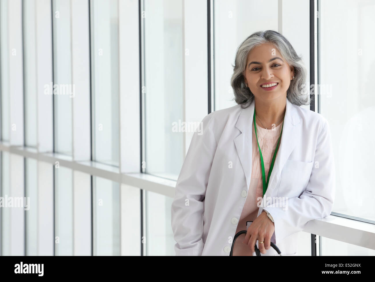 Ritratto di un medico donna sorridente Foto Stock