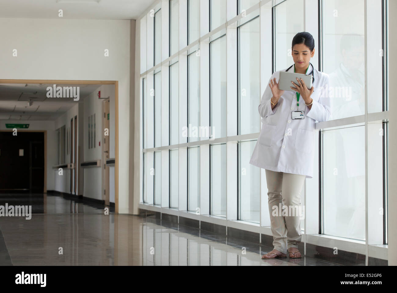 Medico donna con una tavoletta digitale Foto Stock