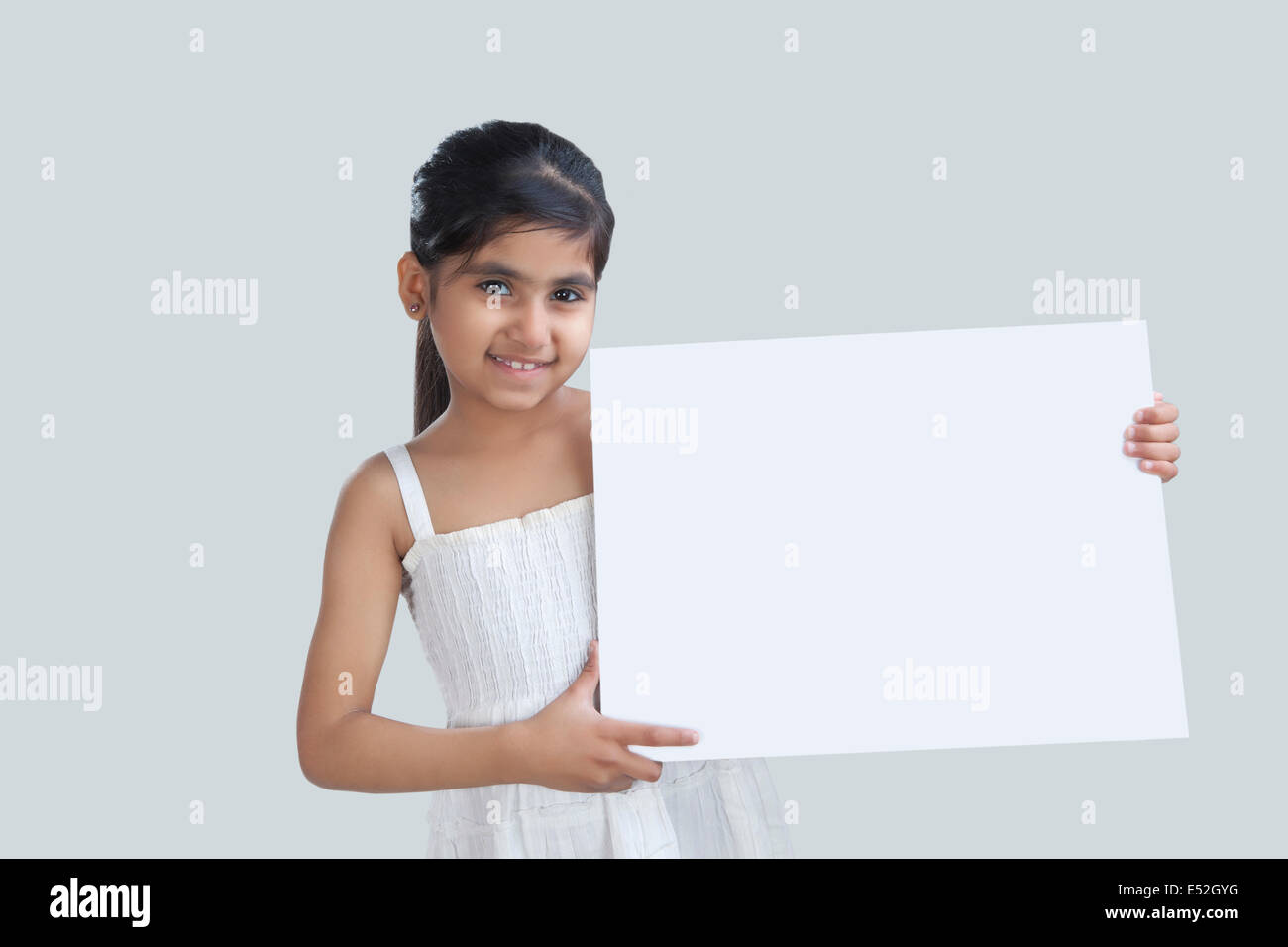 Ritratto di bambina tenendo una lavagna bianca Foto Stock