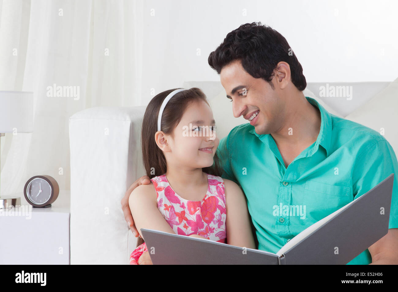 Sorridente padre e figlia con file guardando ogni altro Foto Stock