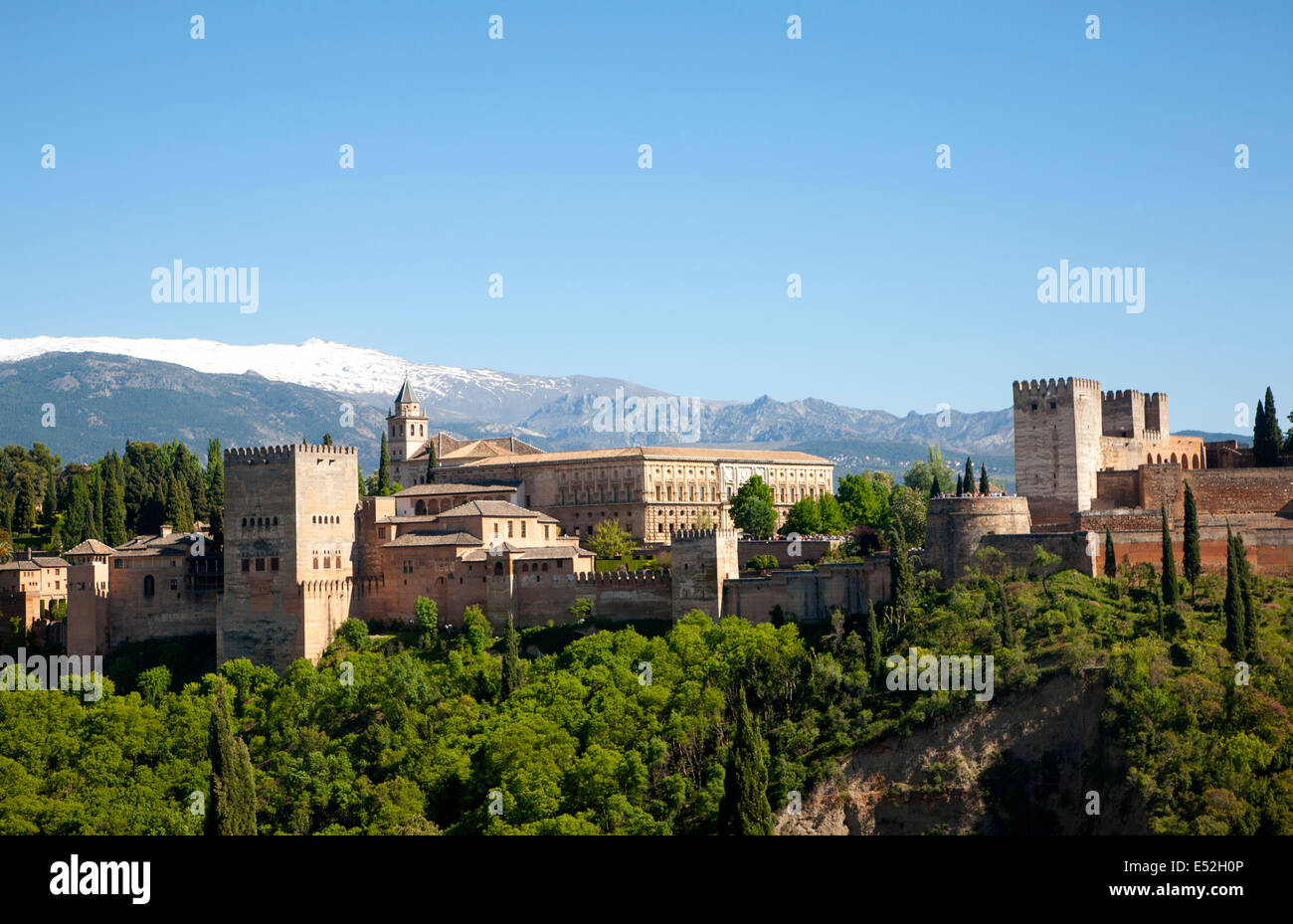 Cime innevate delle montagne della Sierra Nevada e l'Alhambra di Granada, Spagna Foto Stock