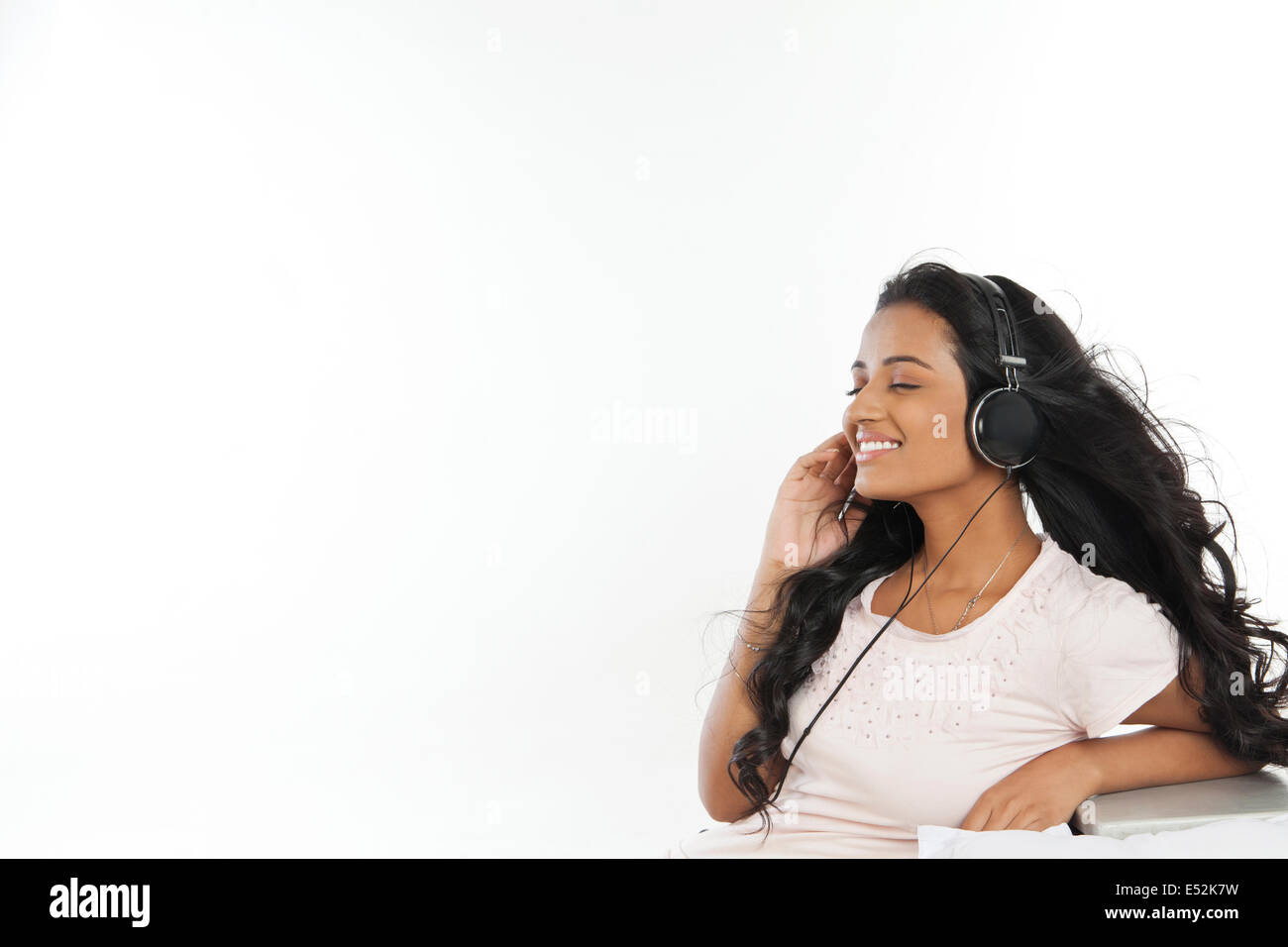 Donna con cuffie per ascoltare musica Foto Stock