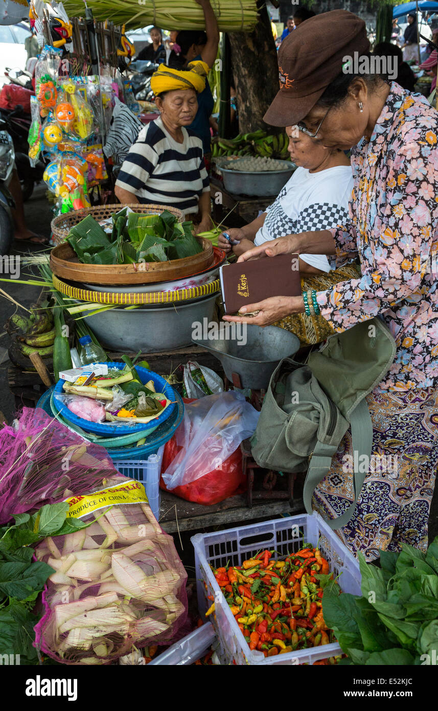 Bali, Indonesia. Donna Shopping, Mercato di Jimbaran. Foto Stock