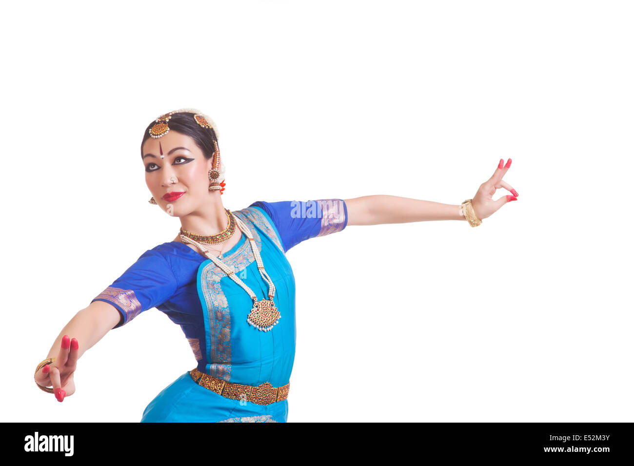 La ballerina esegue Bharatanatyam contro uno sfondo bianco Foto Stock