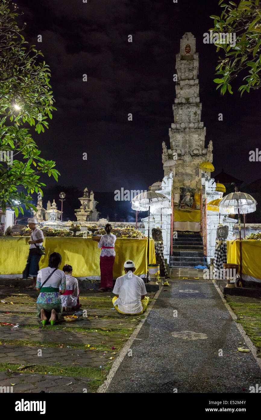 Denpasar, Bali, Indonesia. Cerimonia Religiosa in occasione della Luna Piena. Pura Jagatnatha Tempio. Foto Stock