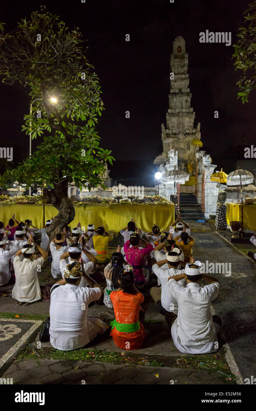 Denpasar, Bali, Indonesia. Cerimonia Religiosa in occasione della Luna Piena. Pura Jagatnatha Tempio. Foto Stock