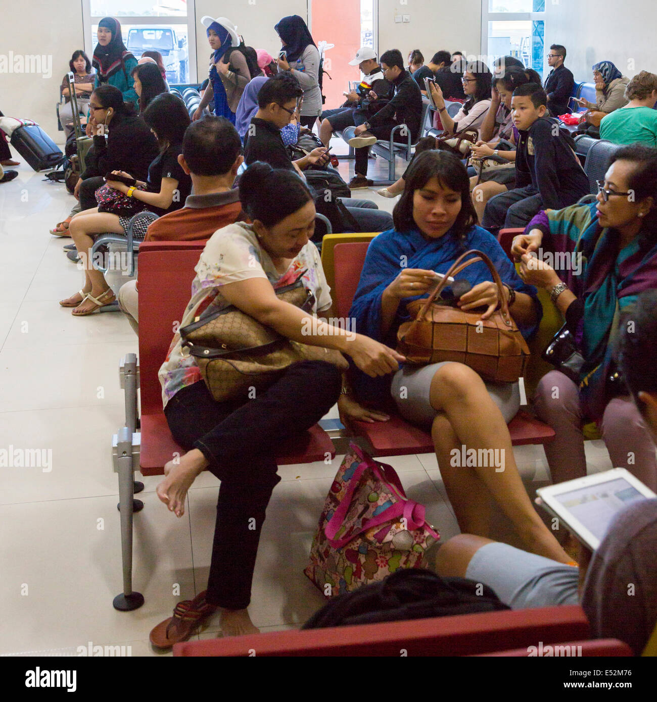 Bali, Indonesia. Lounge di partenza, dall'aeroporto di Denpasar. Foto Stock