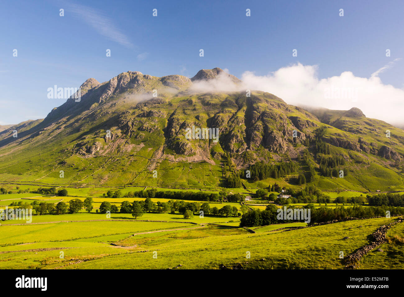 The Langdale Pikes in The Langdale valley, Lake District, UK. Foto Stock