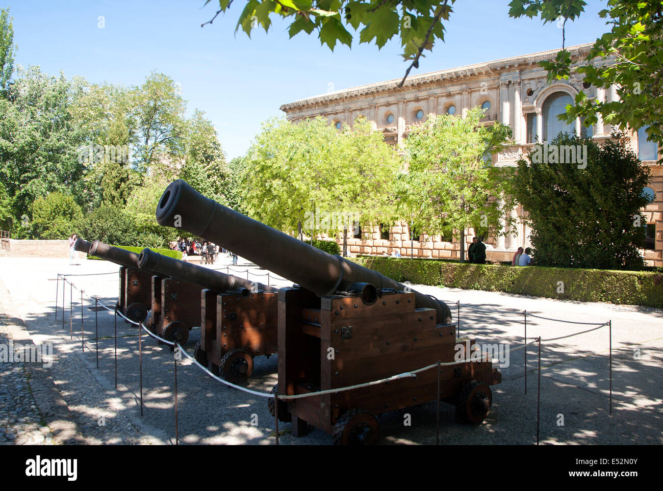 Antico metallo pistole cannon nel complesso Alhambra di Granada, Spagna Foto Stock