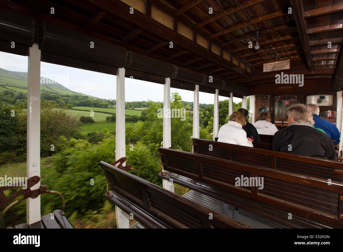 Isola di Man, Manx elettrica ferroviaria, i passeggeri in auto aperto a nord Barrule Foto Stock