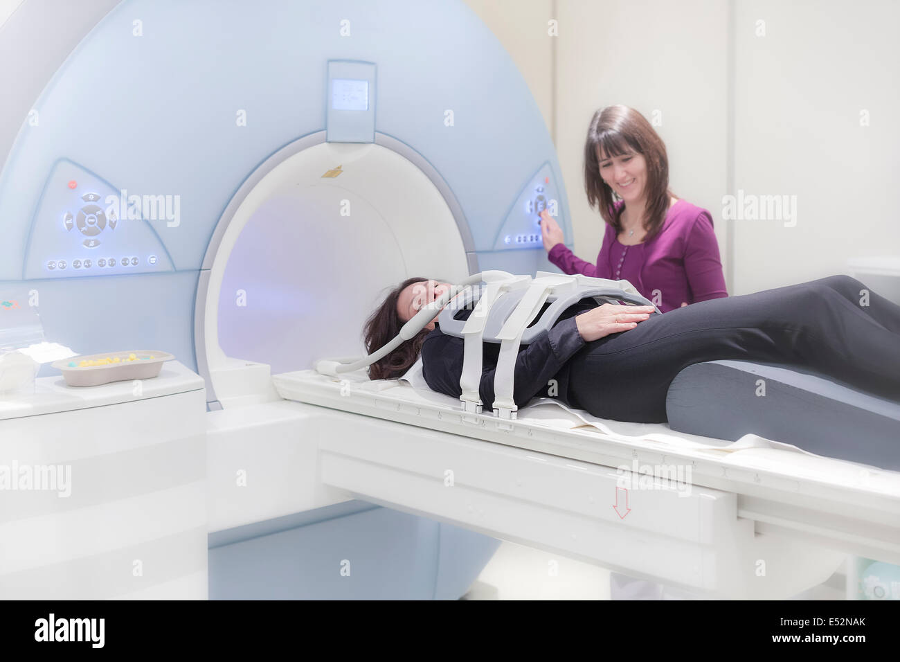 Un infermiere che assiste un paziente femmina per MRI scan Foto Stock