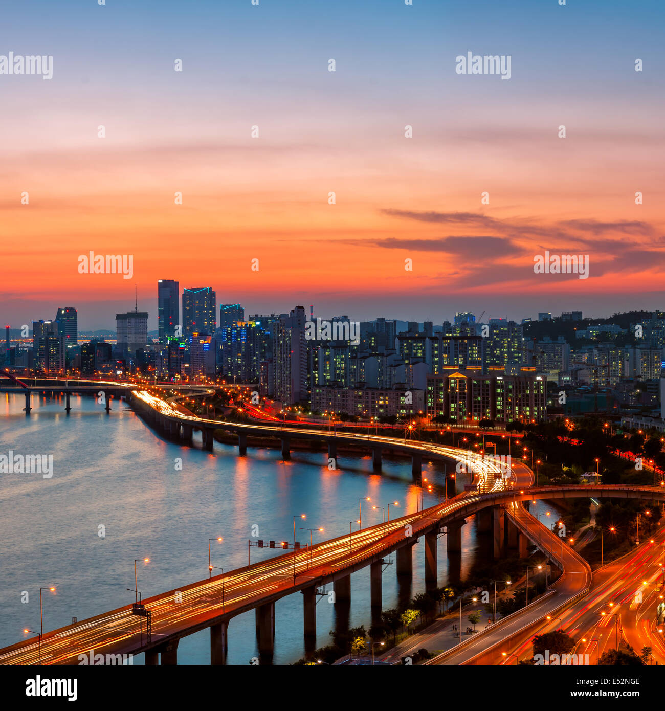 Un colorato tramonto sul Yeouido business district e il fiume Han di Seoul, Corea del Sud. Foto Stock
