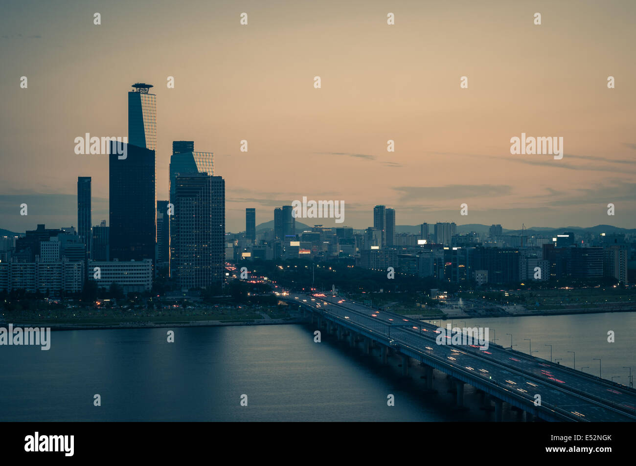 Vintage colpo di Seoul skyline, guardando verso la Yeouido business district. Foto Stock