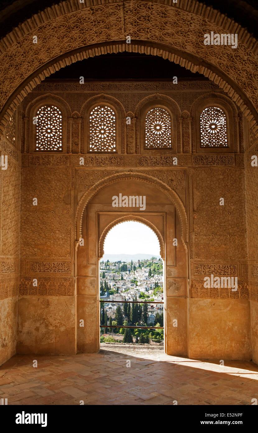 Archi di pietra in chiave islamica in forma il Generalife palace, Alhambra di Granada, Spagna Foto Stock