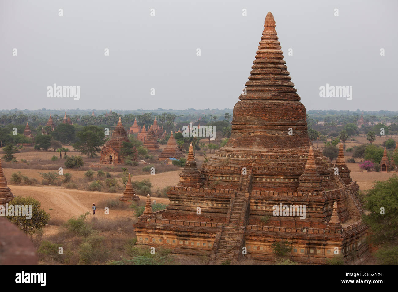 Le strutture di antica data a Bagan's xi e il XIII secolo apice quando ci sono stati 10.000 i templi buddisti, pagode e mon Foto Stock