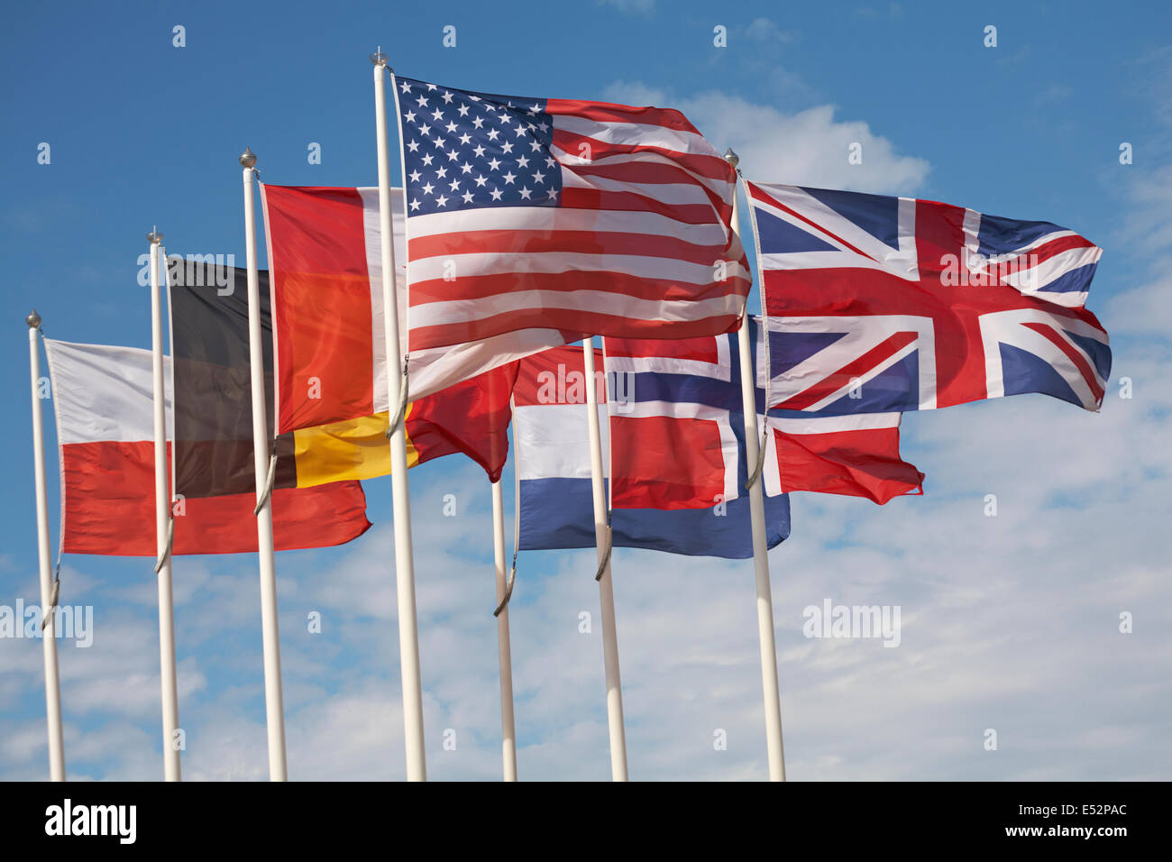 Le bandiere delle principali nazioni alleate battenti fuori del Musee du Debarquement D Day Museum di Arromanches, Normandia, Francia nel mese di luglio Foto Stock