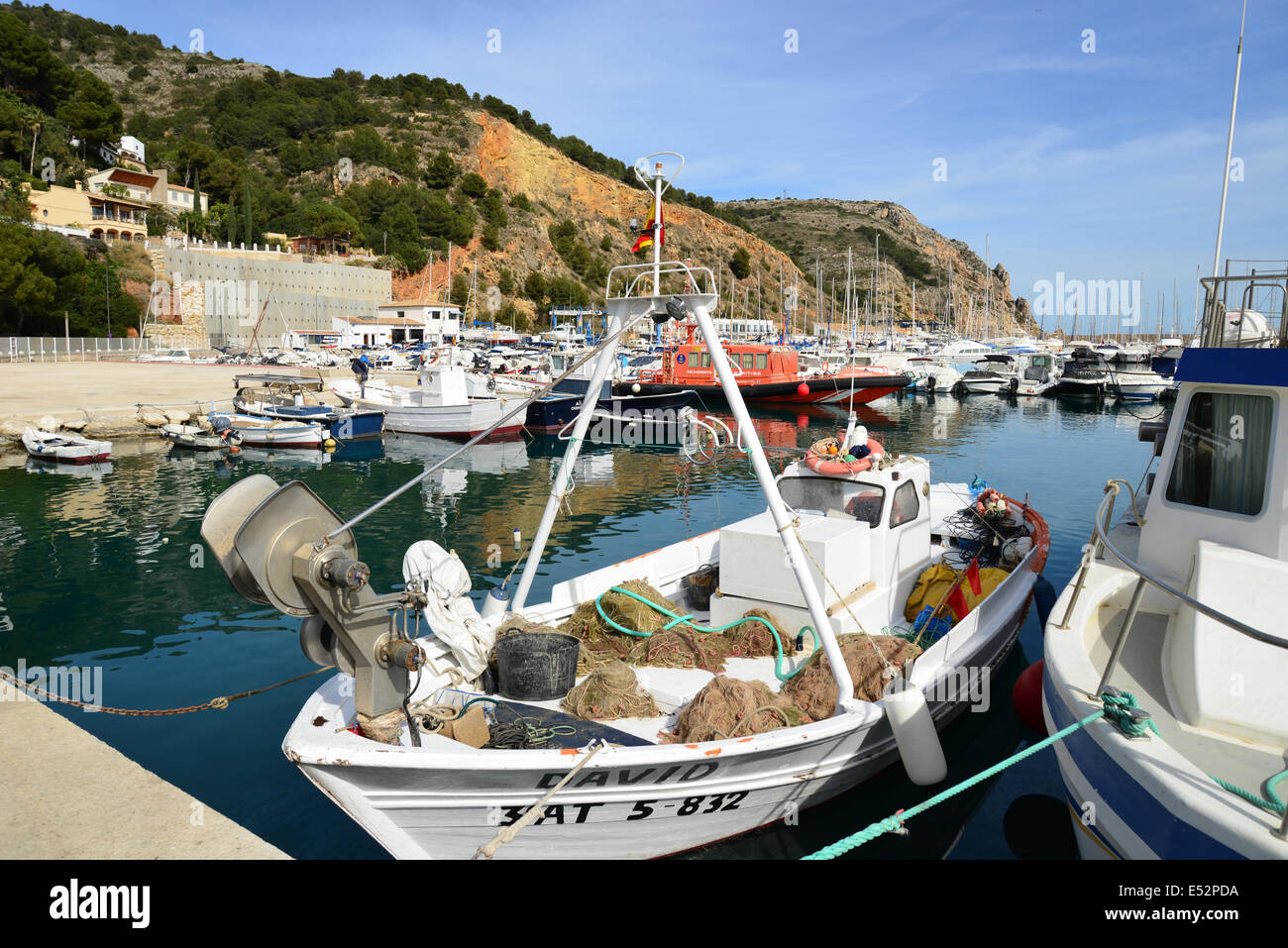 In legno barche da pesca nel porto di Port de Xàbia, Xàbia (Jávea), Provincia di Alicante, il Regno di Spagna Foto Stock