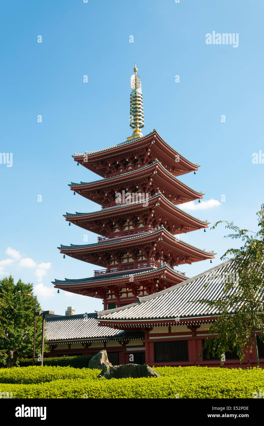 Gli ornati pagoda a cinque piani al Tempio di Sensoji a Tokyo in Giappone. Foto Stock