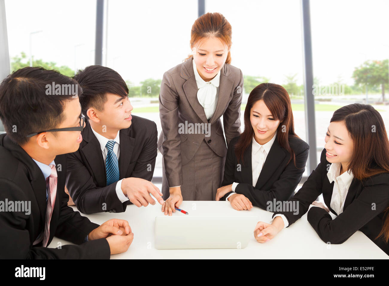 Business manager femmina briefing con tutti i colleghi in ufficio Foto Stock